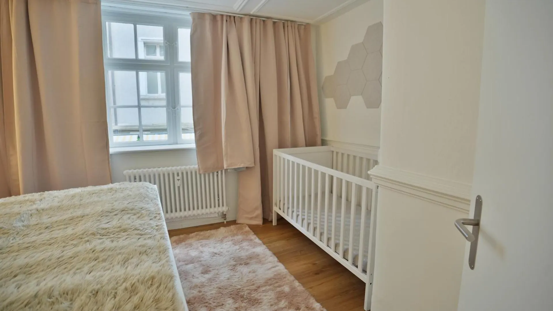 Cozy City Center, 4 Bedroom- 120Sq, 5Min Walk To Main Station Basel 0*,